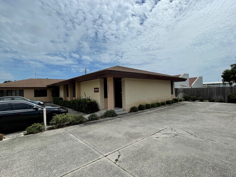 More Photos Of 2975 Bee Ridge Rd, Sarasota Medical For Lease