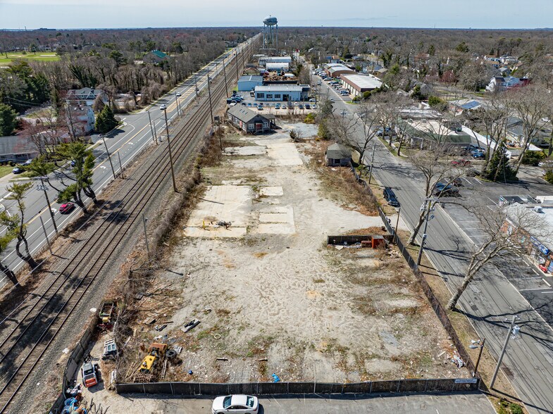 More Photos Of 245 Orinoco Dr, Brightwaters Garden Center For Sale