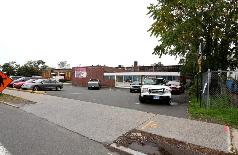 Primary Photo Of 3080 Main St, Hartford Showroom For Lease