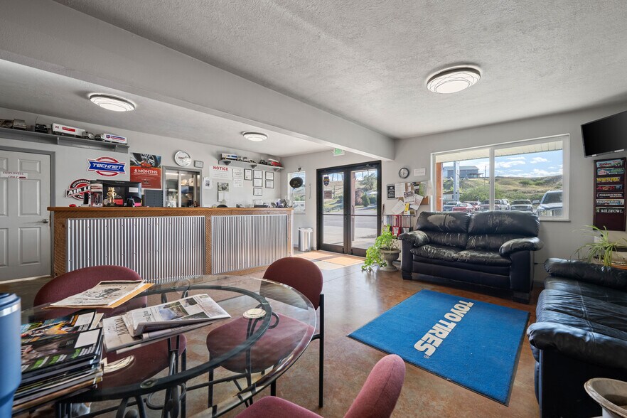 More Photos Of 402 N Pyfer St, Whitehall Office For Sale
