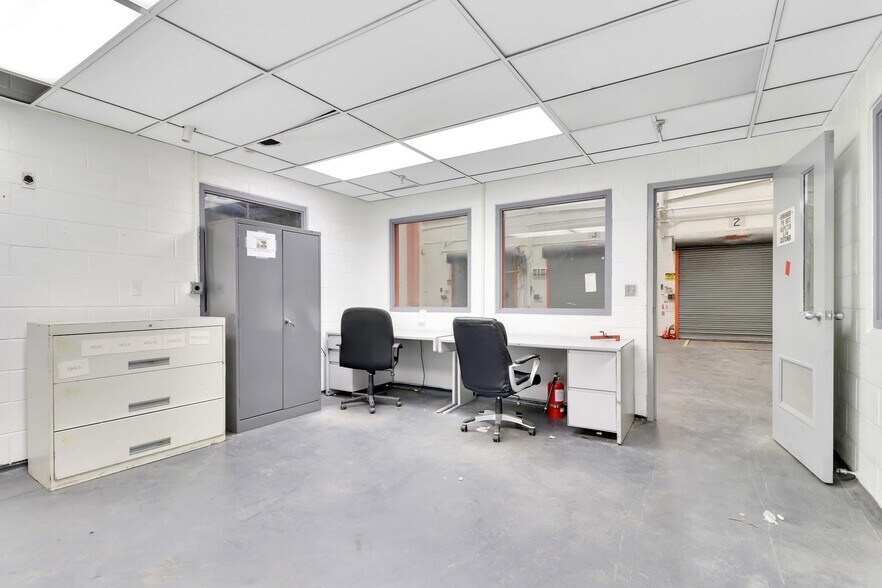 More Photos Of 40 Commercial Ave, Middletown Warehouse For Lease