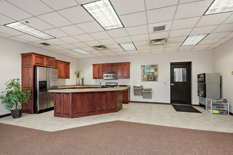 More Photos Of 9020 N Wyoming Ave, Brooklyn Park Manufacturing For Lease