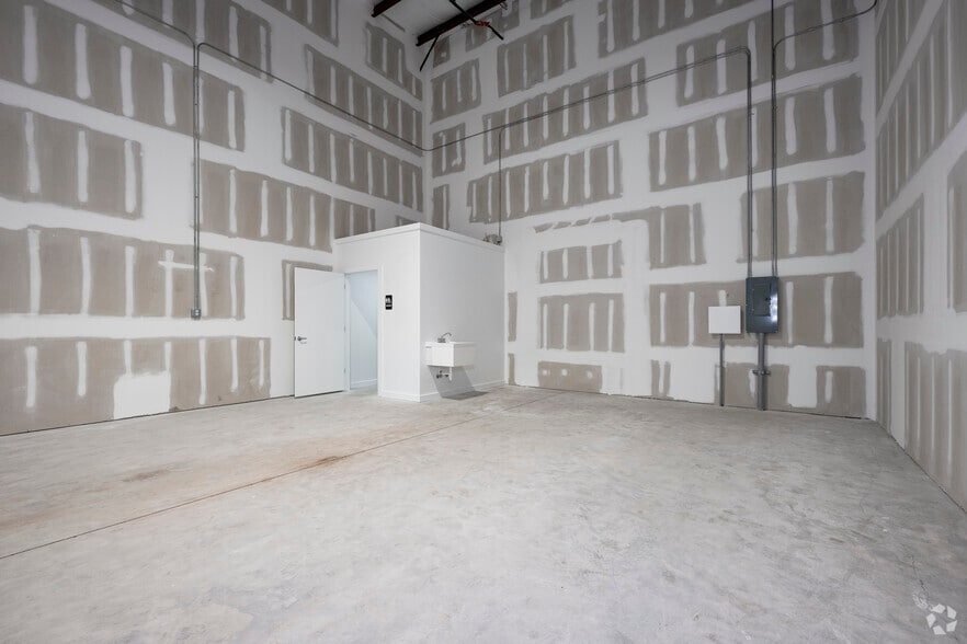 More Photos Of 452 Ninth St, Bunnell Light Distribution For Lease