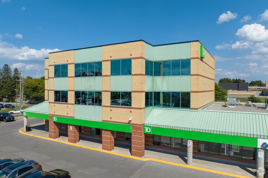 More Photos Of 14845 Yonge St, Aurora Storefront Retail Office For Lease