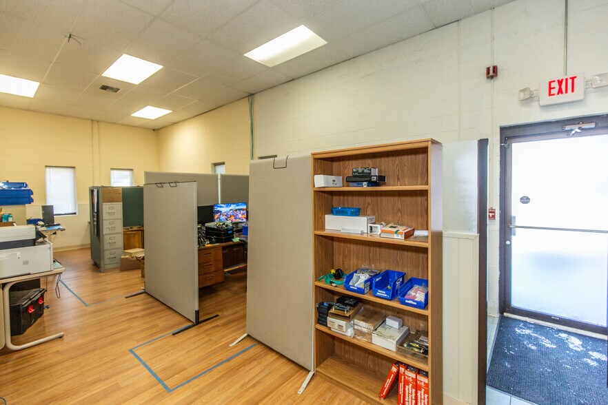 More Photos Of 37 Lark Industrial Pky, Greenville Warehouse For Sale