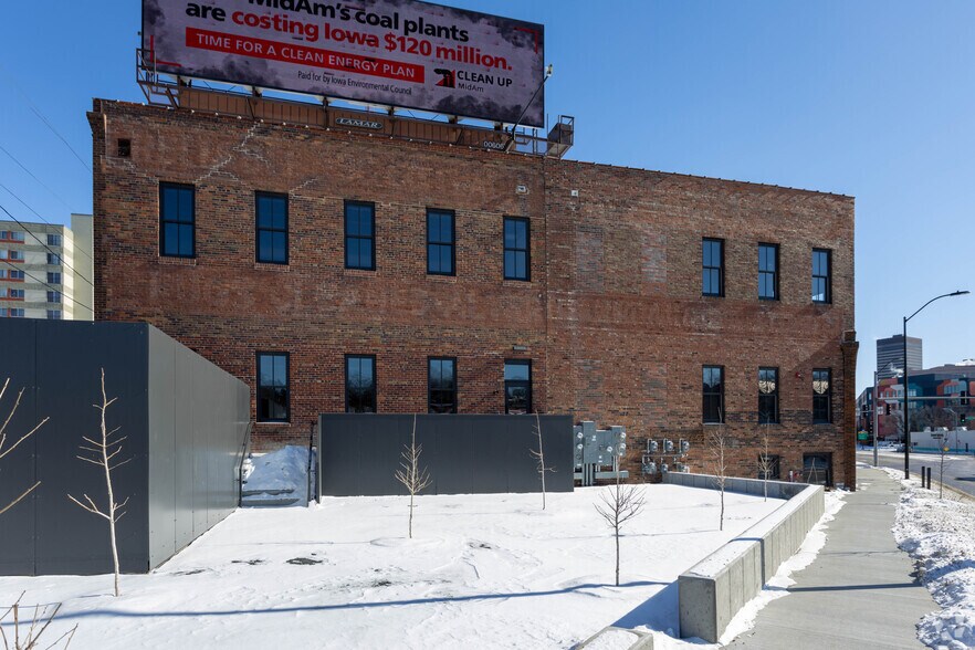 More Photos Of 1201 Keosauqua Way, Des Moines Restaurant For Lease