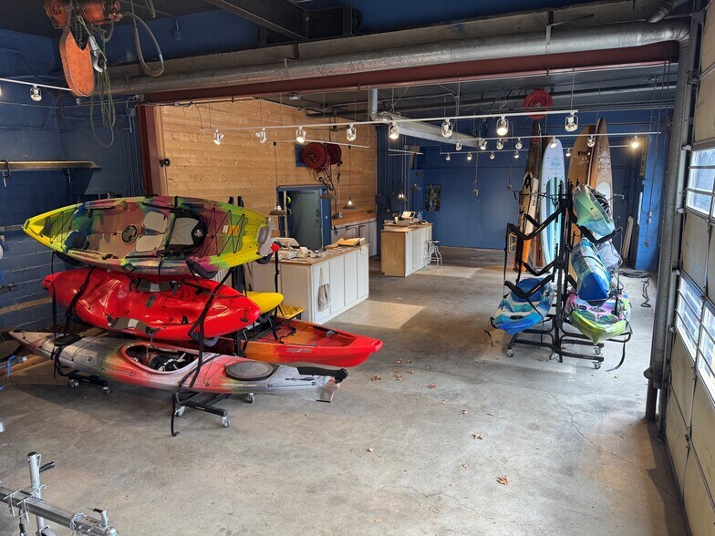 Primary Photo Of 112 Main St, Springfield Auto Repair For Lease