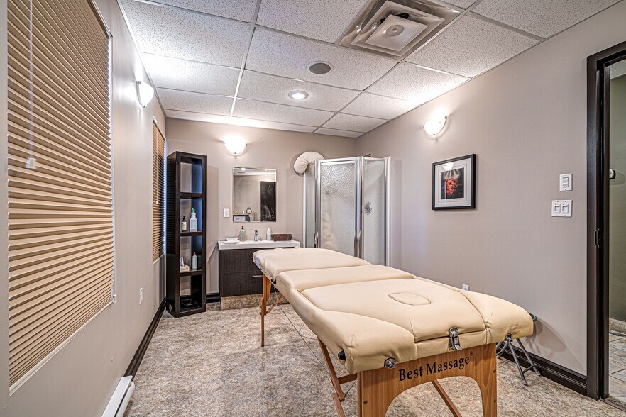 More Photos Of 2602 50 Av, Lloydminster Showroom For Sale