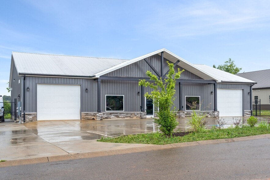 More Photos Of 1811 Mercantile Dr, Clarksville Light Distribution For Lease