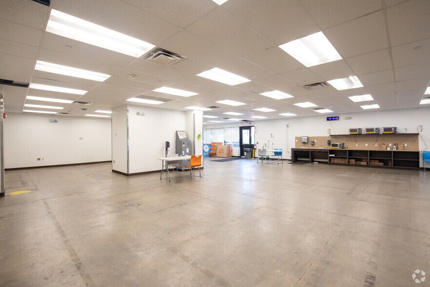 More Photos Of 201 Grumman Rd W, Bethpage Distribution For Lease