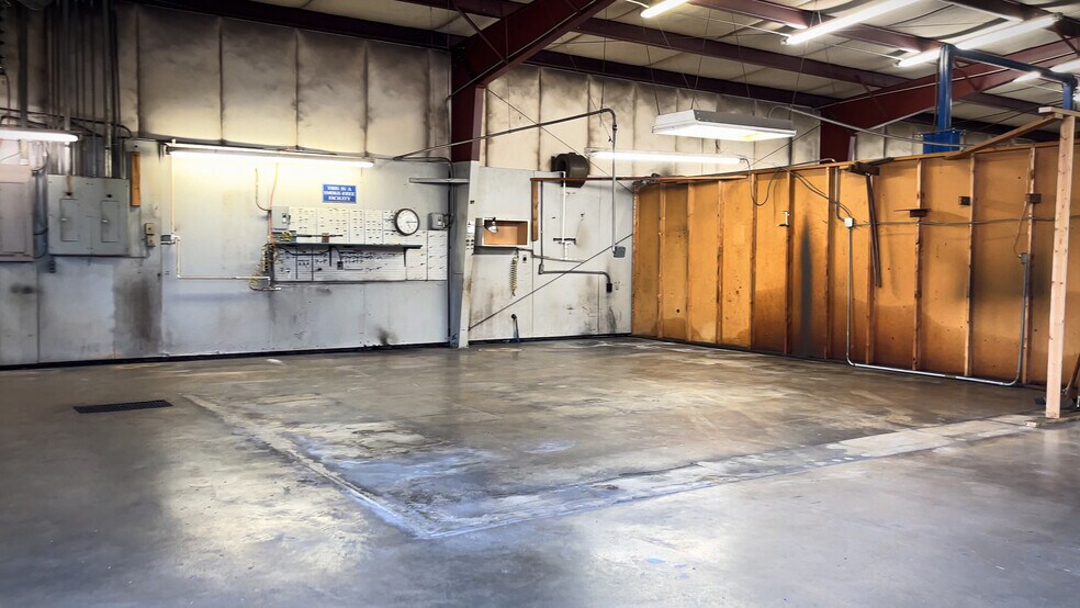 More Photos Of 302 6th, Decatur Warehouse For Sale