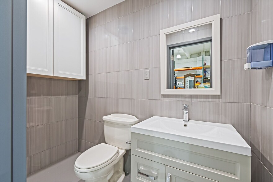 More Photos Of 88 Windsor Ave, Mineola Warehouse For Sale