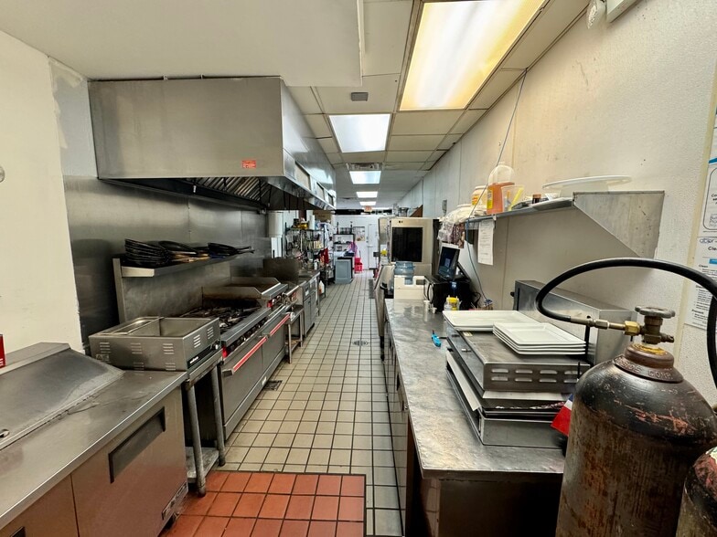 More Photos Of 2000 Harrison St, Hollywood Unknown For Lease