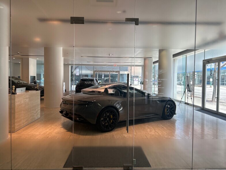 More Photos Of 1030 N Clark St, Chicago Office For Lease