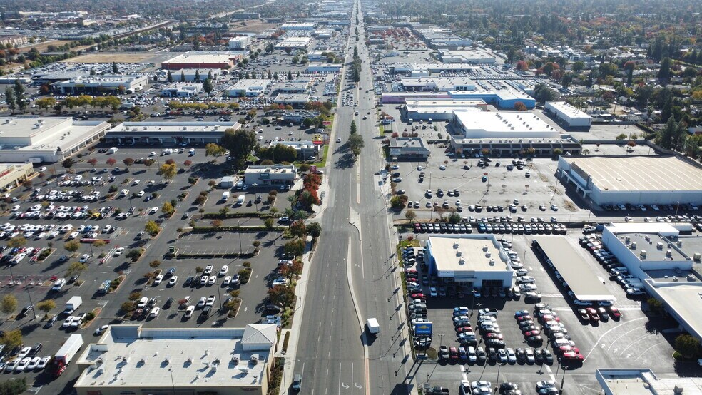 More Photos Of 5705 N Blackstone Ave, Fresno Freestanding For Lease