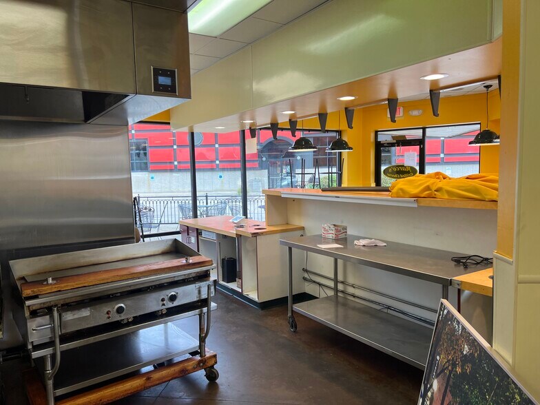 More Photos Of 1621 S 1st Ave, Iowa City Fast Food For Lease