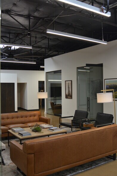 More Photos Of 2336 Farrington St, Dallas Office For Sale