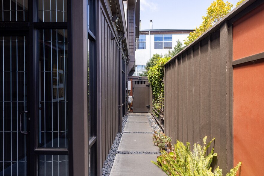 More Photos Of 5500 Doyle St, Emeryville Office For Lease
