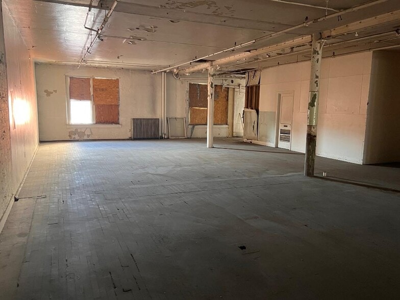 More Photos Of 922 4th Ave, Huntington Flex For Sale