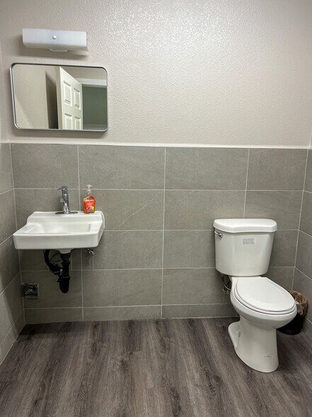 More Photos Of 205 E Brooks Ave, North Las Vegas Warehouse For Lease