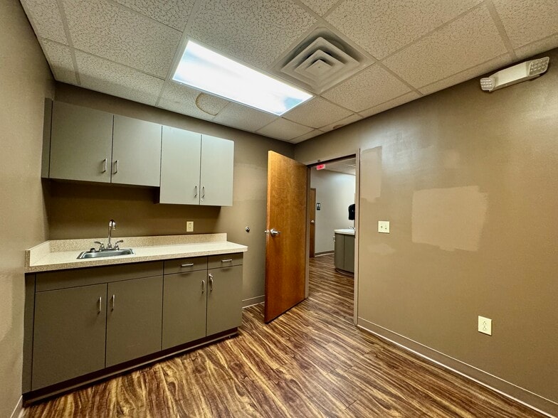 More Photos Of 4645 Village Square Dr, Paducah Storefront Retail Office For Lease