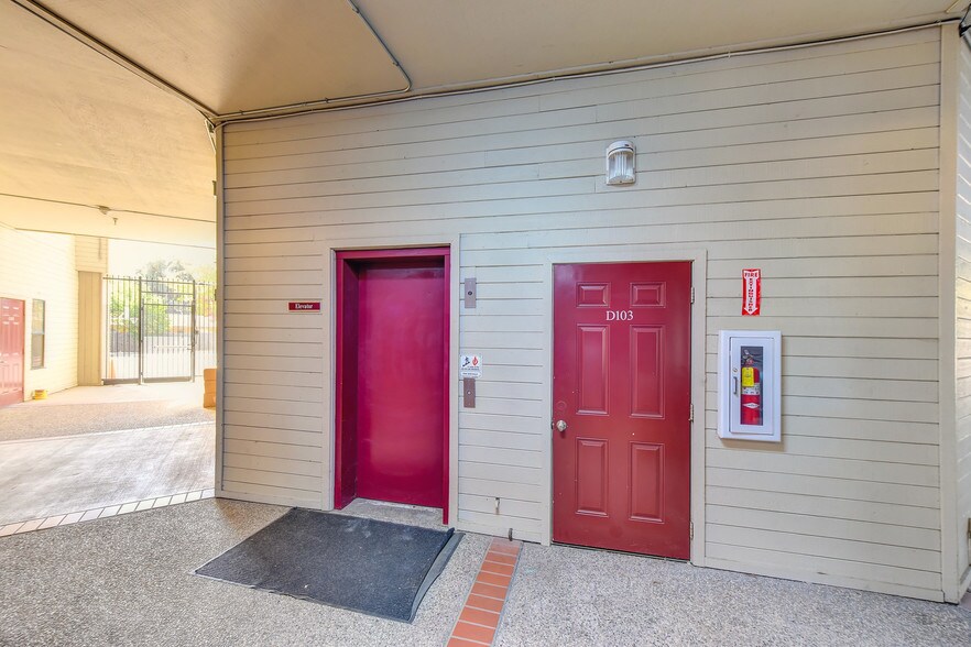 More Photos Of 4718-4740 Engle Rd, Carmichael Loft Creative Space For Lease