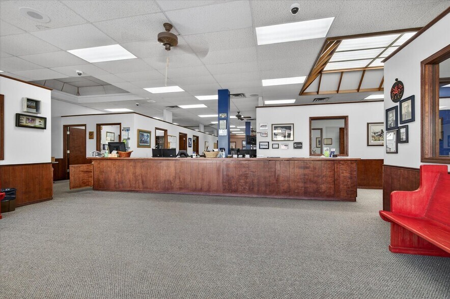 More Photos Of 111 SE Frank Phillips Blvd, Bartlesville Office For Sale