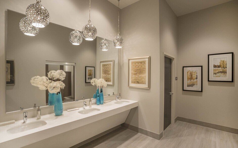 More Photos Of 801 S Financial Pl, Chicago Apartments For Lease