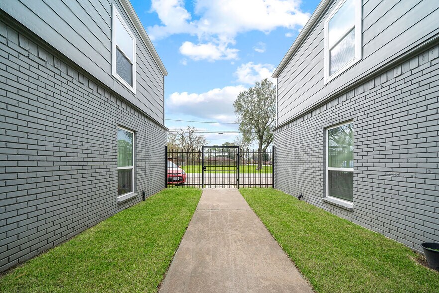 More Photos Of 6403 Sloan St, Houston Apartments For Sale