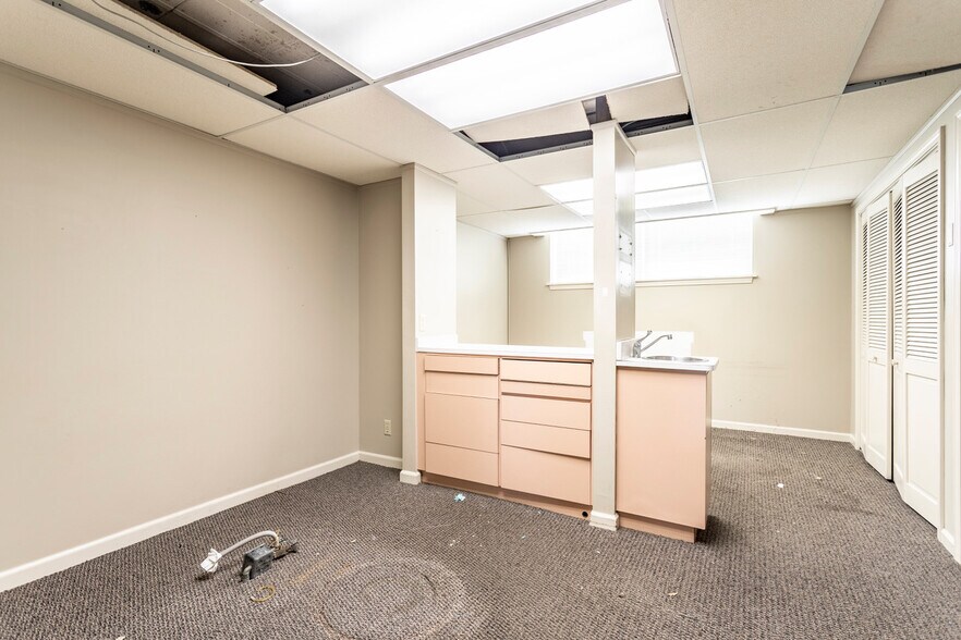 More Photos Of 1250 Franklin Ave, Brookville Office For Sale