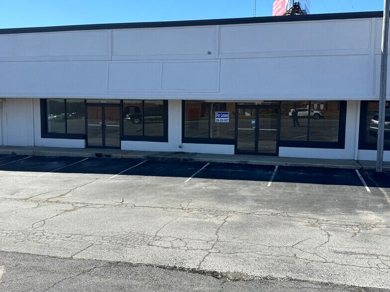 More Photos Of 208-210 Woodward Ave, Muscle Shoals General Retail For Lease