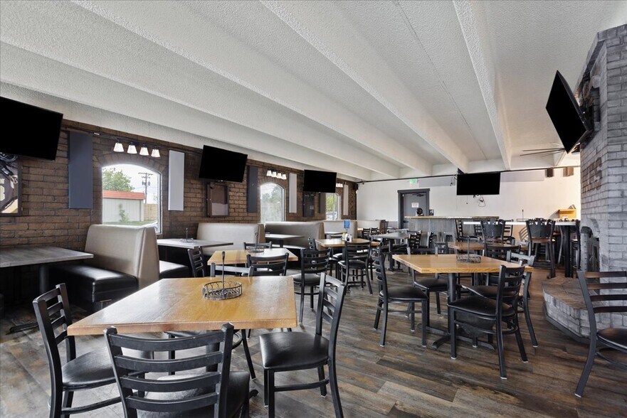 More Photos Of 122 W 6th St, Cheyenne Light Distribution For Lease