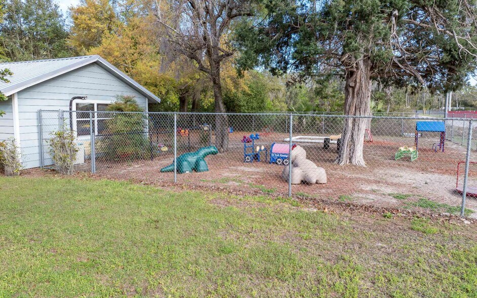 More Photos Of 311 NE Crawford St, Mayo Office For Sale