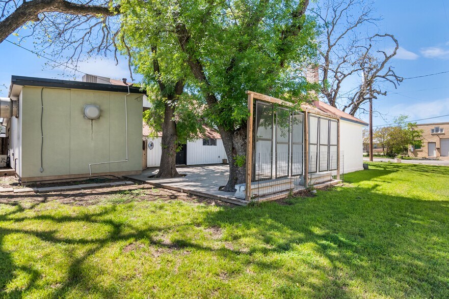 More Photos Of 702 Front St, Comfort Freestanding For Sale