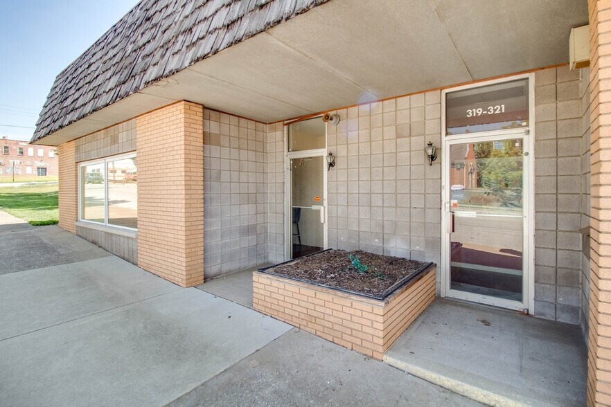 More Photos Of 319-321 Ridge St, Alton Showroom For Sale