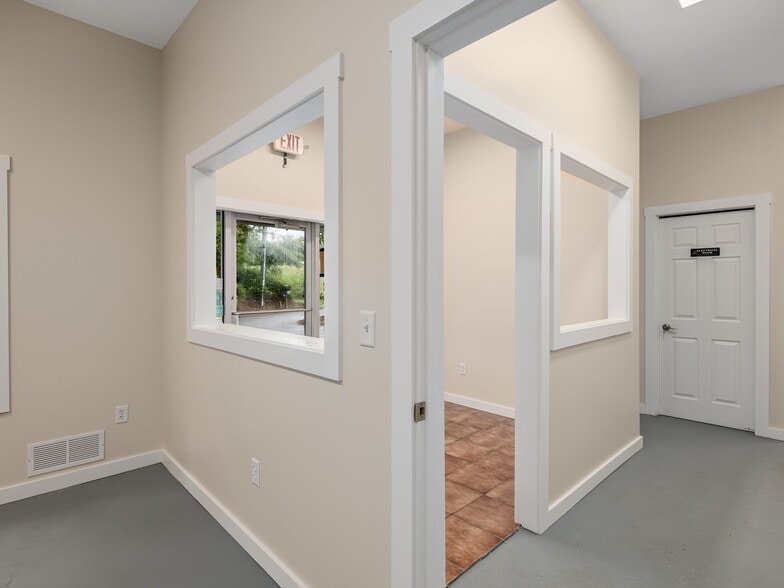 More Photos Of 732 Jonesborough St, Hendersonville Warehouse For Lease