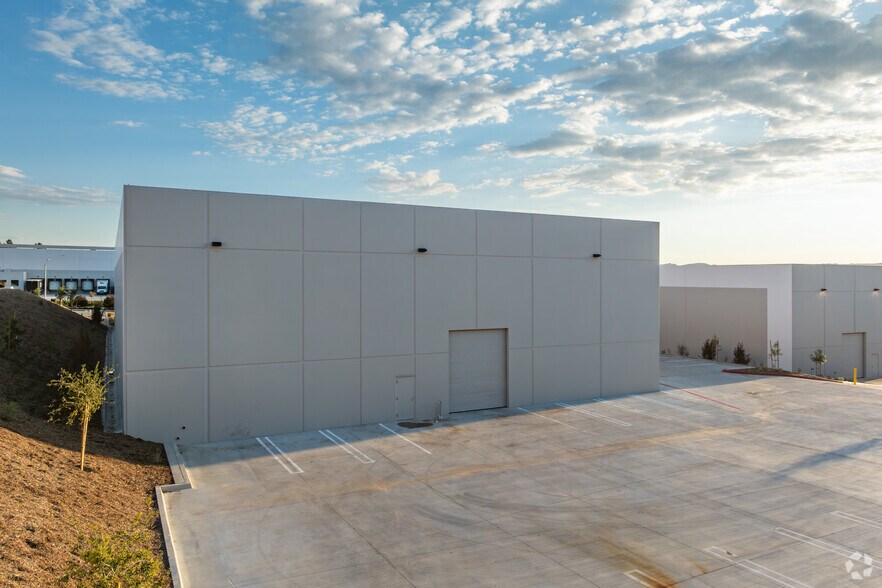 More Photos Of 30400 Commerce Ct, Murrieta Warehouse For Lease