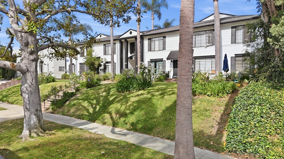 More Photos Of 817 S Windsor Blvd, Los Angeles Apartments For Sale
