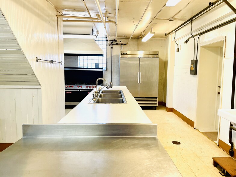 More Photos Of 1601 NE Madison Ave, Peoria Religious Facility For Sale