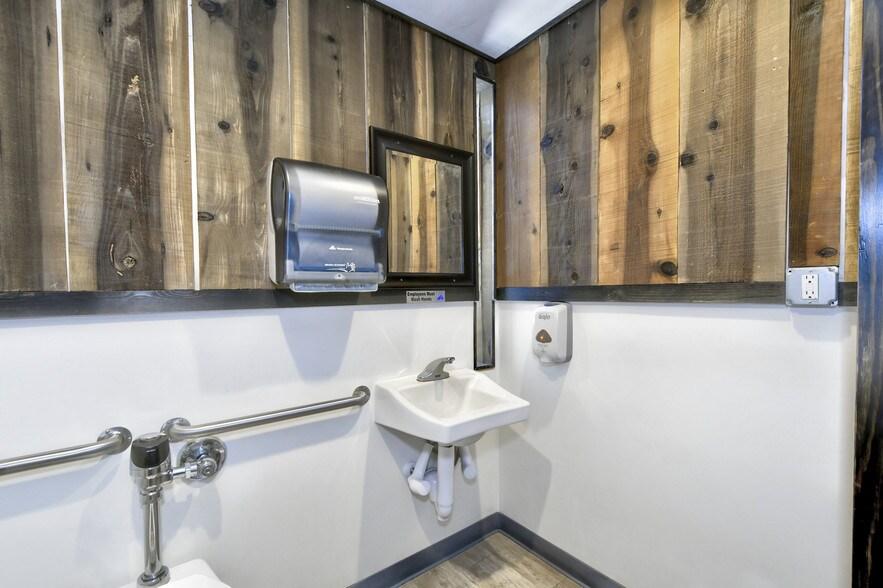 More Photos Of 121 8th St, Colusa Showroom For Sale