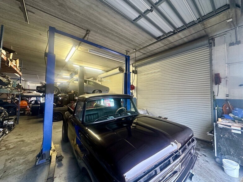 More Photos Of 1002 SE 9th St, Cape Coral Service For Sale