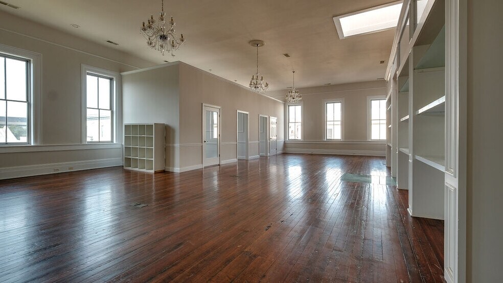 More Photos Of 36 W Broughton St, Savannah Office For Lease