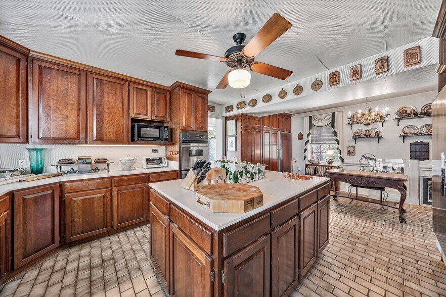 More Photos Of 934 Commander Dr, Roanoke Specialty For Sale