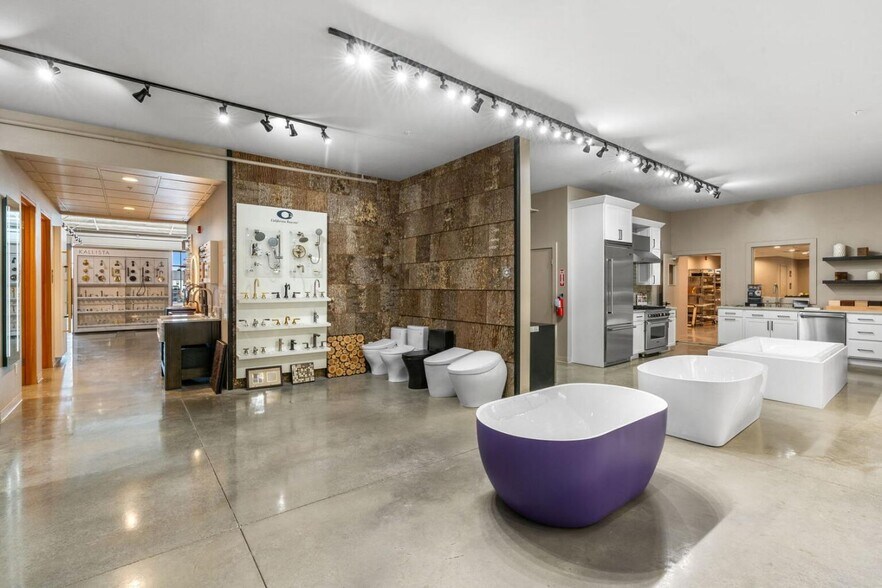 More Photos Of 12 Penny Ln, Gallatin Gateway Showroom For Sale