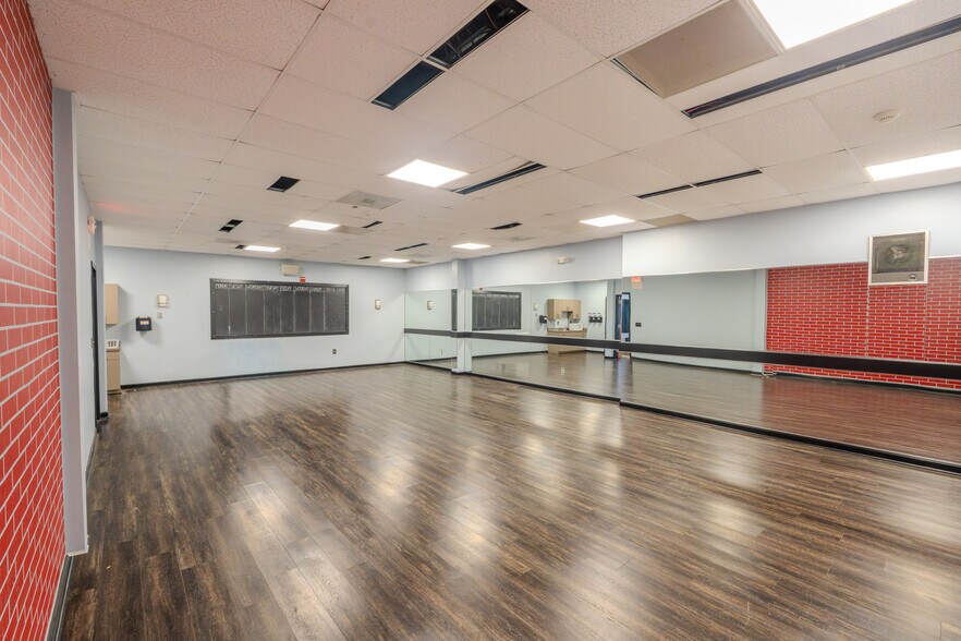 More Photos Of 1931 Washington Valley Rd, Martinsville Storefront Retail Office For Lease