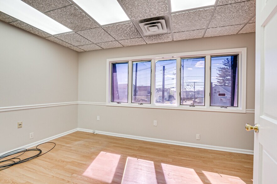 More Photos Of 894 Green St, Iselin Office For Lease