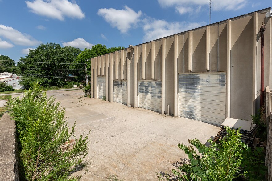 More Photos Of 8901 Washington St, Kansas City Showroom For Sale