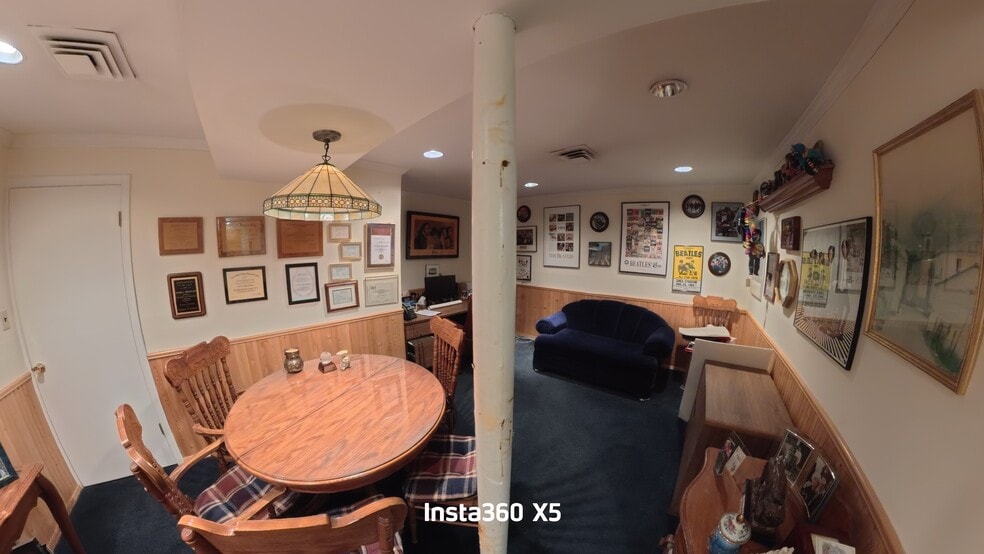 More Photos Of 302 Willis Ave, Mineola Freestanding For Lease