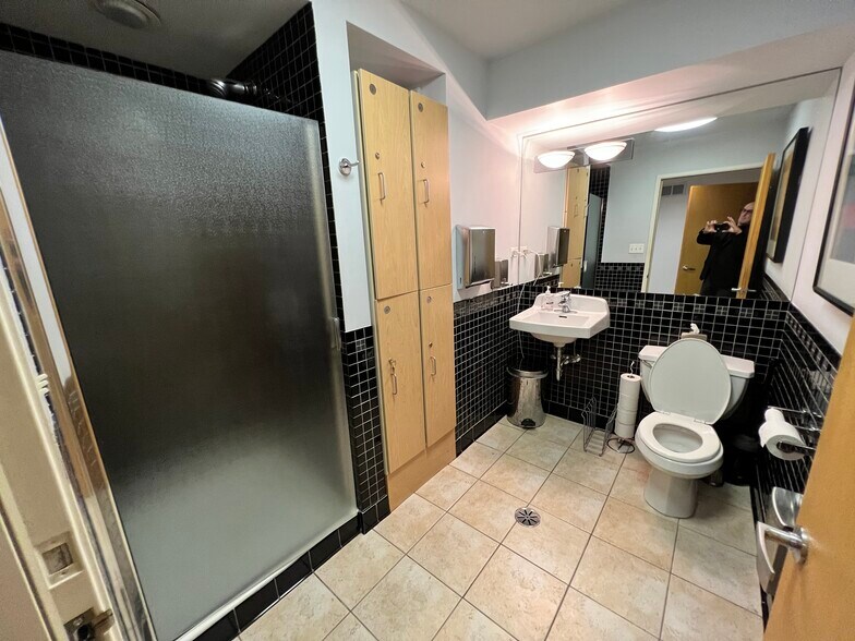 More Photos Of 2600 Gross Point Rd, Evanston Loft Creative Space For Sale