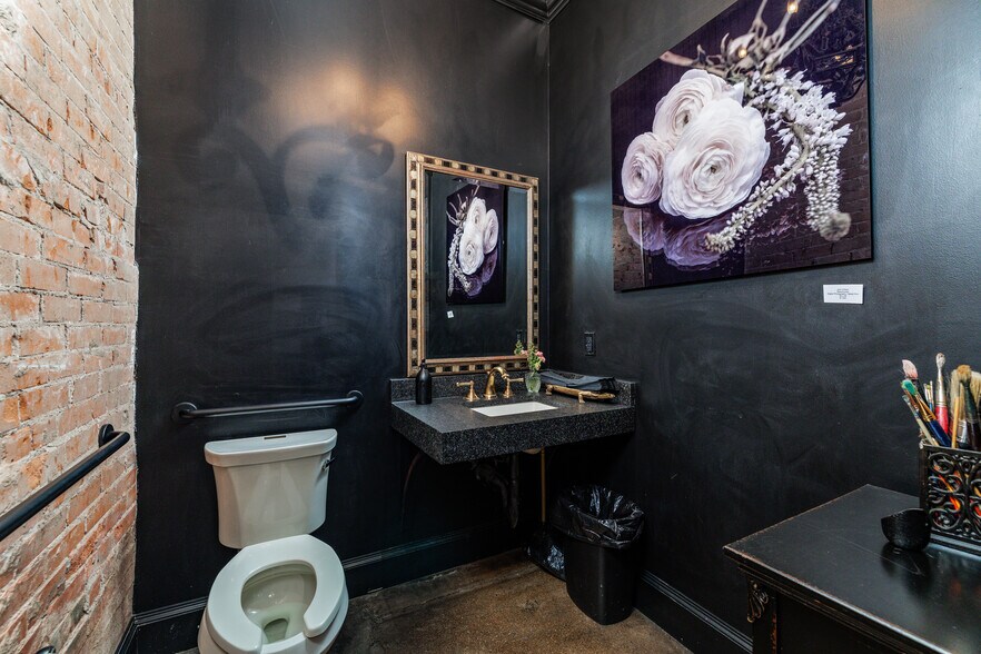 More Photos Of 38 N Chadbourne St, San Angelo Bar For Sale